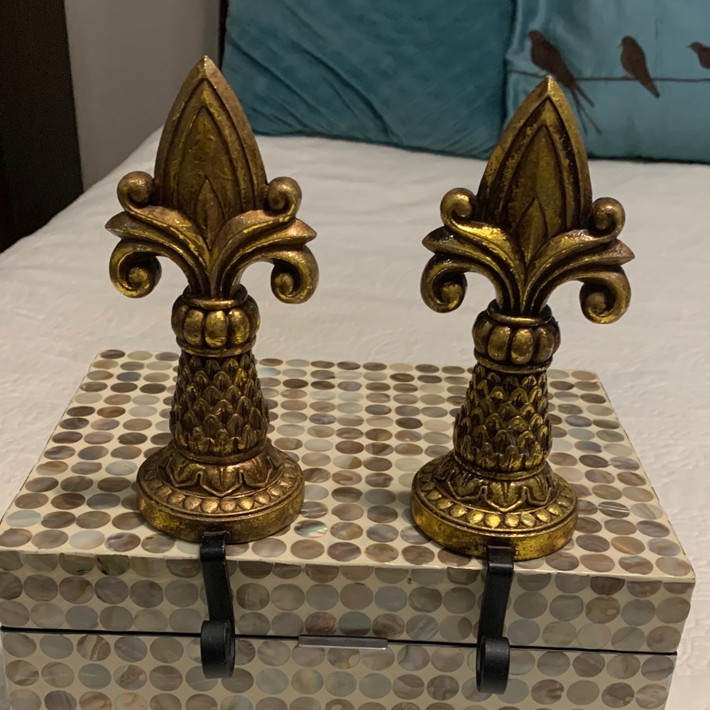 2 Antique Goldtone Fleur De Lis Tassel/Ornament/Stocking Shelf Mantel Holders